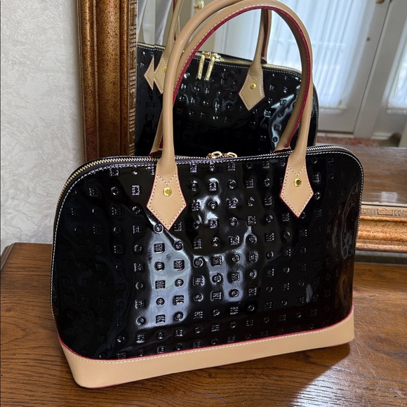 NWOT-Arcadia Elegant Invece Italian black/tan patent stamped leather handbag.